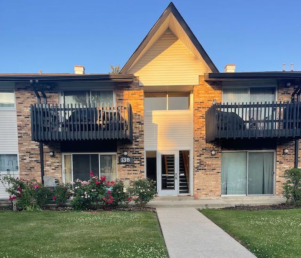 Photo for 13 Kingery Quarter #106B, Willowbrook, IL 60527 (MLS # 12441891)
