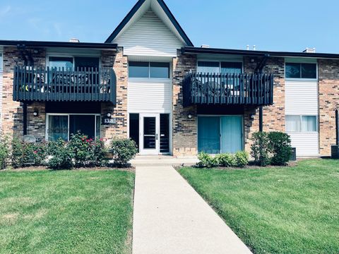 Tiny photo for 13 Kingery Quarter #106B, Willowbrook, IL 60527 (MLS # 12441891)
