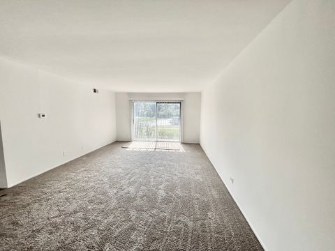 Tiny photo for 13 Kingery Quarter #106B, Willowbrook, IL 60527 (MLS # 12441891)