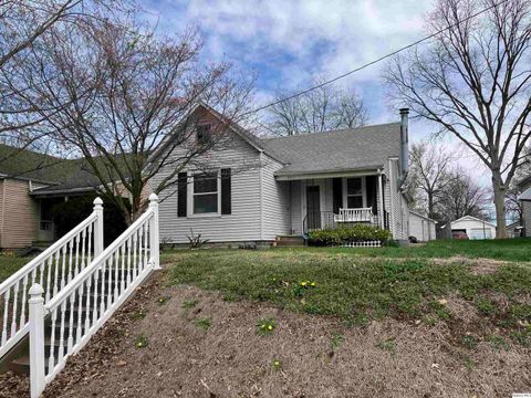 Tiny photo for 2611 Chestnut St St, Quincy, IL 62301 (MLS # 12613729)