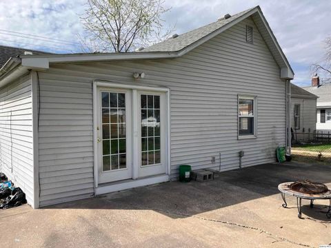 Tiny photo for 2611 Chestnut St St, Quincy, IL 62301 (MLS # 12613729)