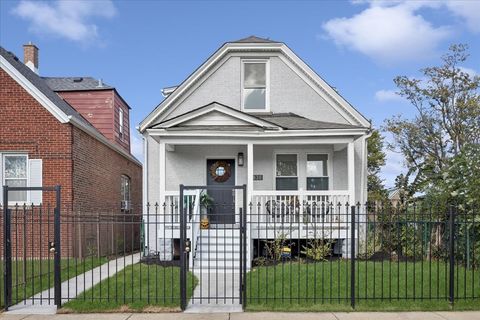 Tiny photo for 4830 W Kamerling Avenue, Chicago, IL 60651 (MLS # 12536110)