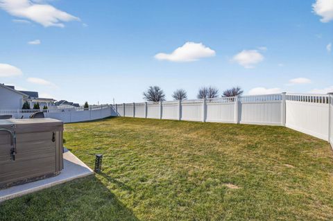 Tiny photo for 6326 Lillie Avenue, Davenport, IA 52806 (MLS # 100000413)