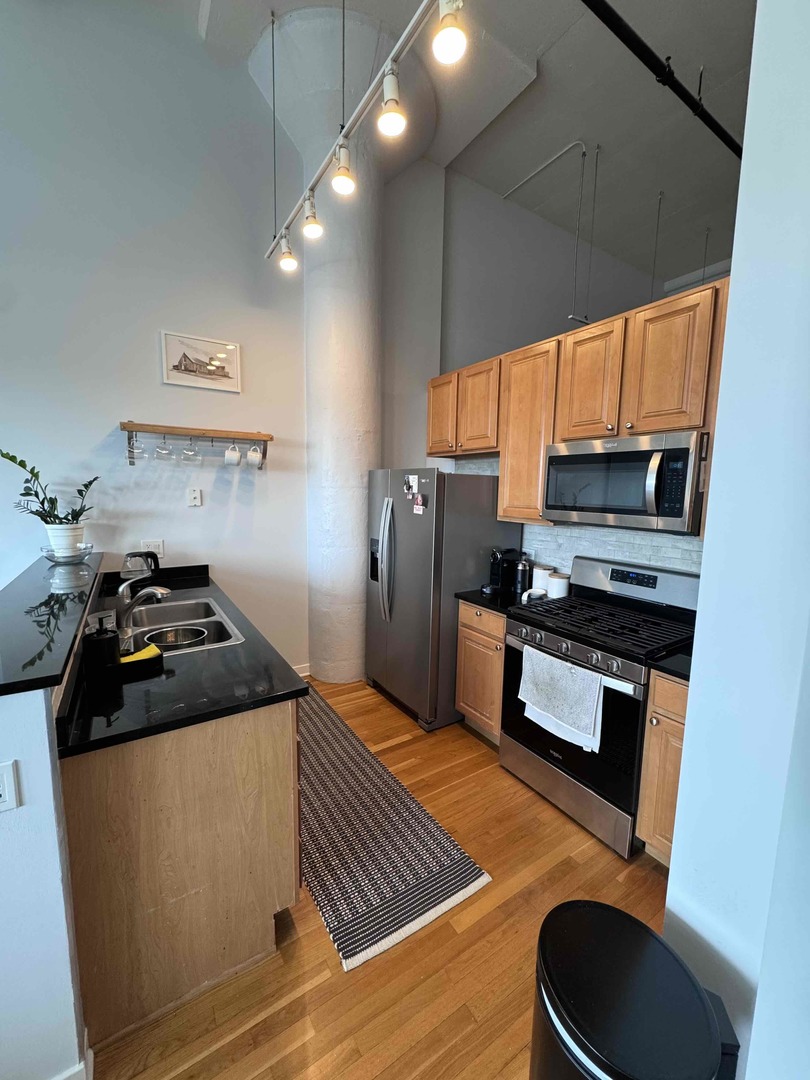 1224 W Van Buren Street 207