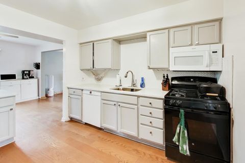 Tiny photo for 1607 W Plainfield Road, La Grange Highlands, IL 60525 (MLS # 12577187)