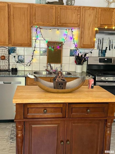 Tiny photo for 204 W Gelston Street, Valier, IL 62891 (MLS # EB459909)