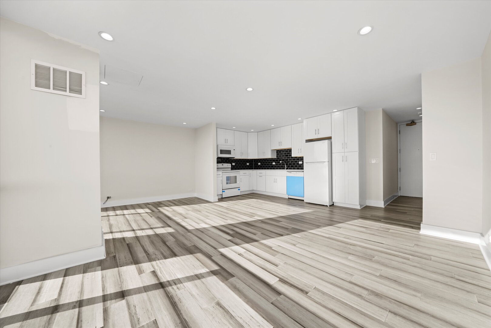 4343 N Clarendon Avenue 2810
