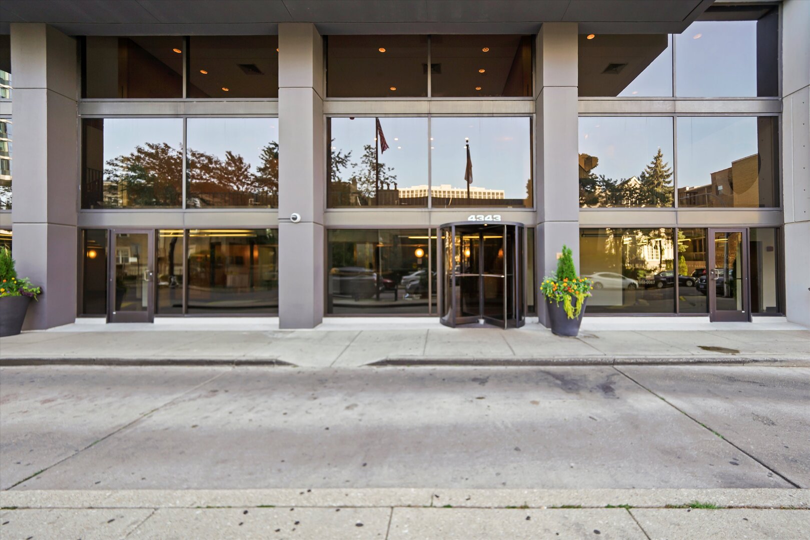 4343 N Clarendon Avenue 2810