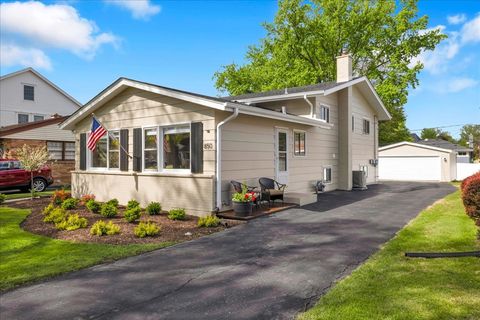 Photo of 850 S Hillside Avenue, Elmhurst, IL 60126 (MLS # 12637153)