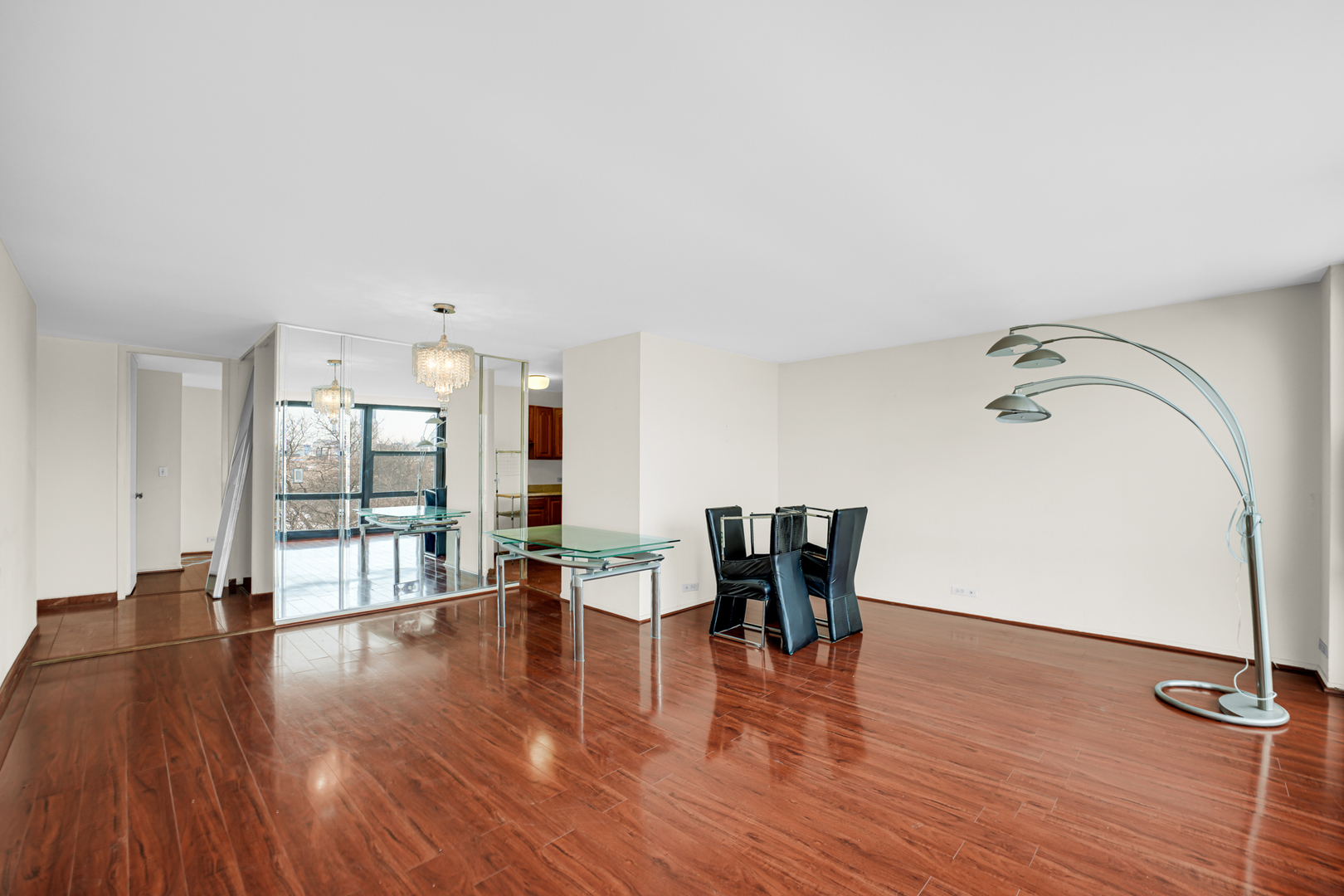 2605 S Indiana Avenue 402