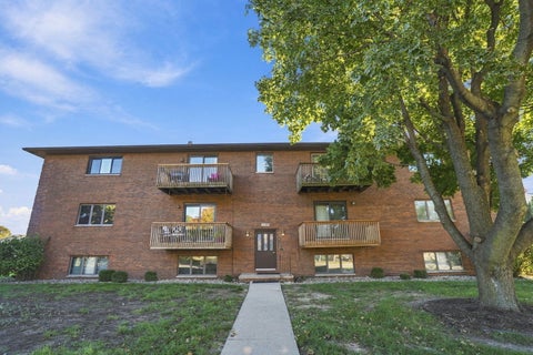 Photo of 4195 FAIRVIEW Drive #8, Bettendorf, IA 52722 (MLS # 12794659)