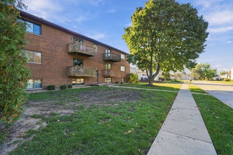 Tiny photo for 4195 FAIRVIEW Drive #8, Bettendorf, IA 52722 (MLS # 12794659)