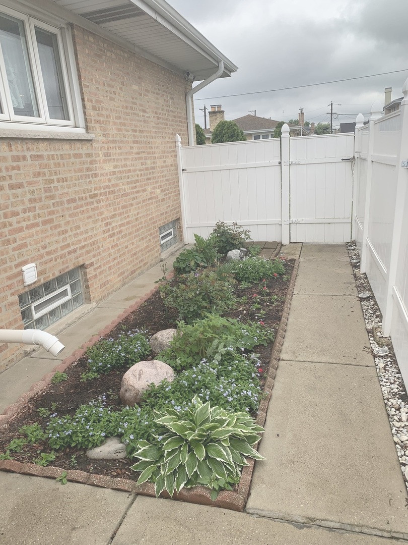 8500 W WINONA Street
