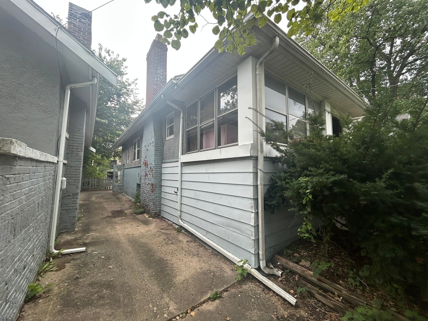702 E FRYE Avenue