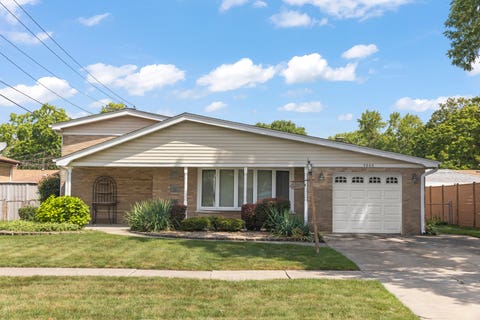 Photo of 5004 W 107th Street, Oak Lawn, IL 60453 (MLS # 12723497)