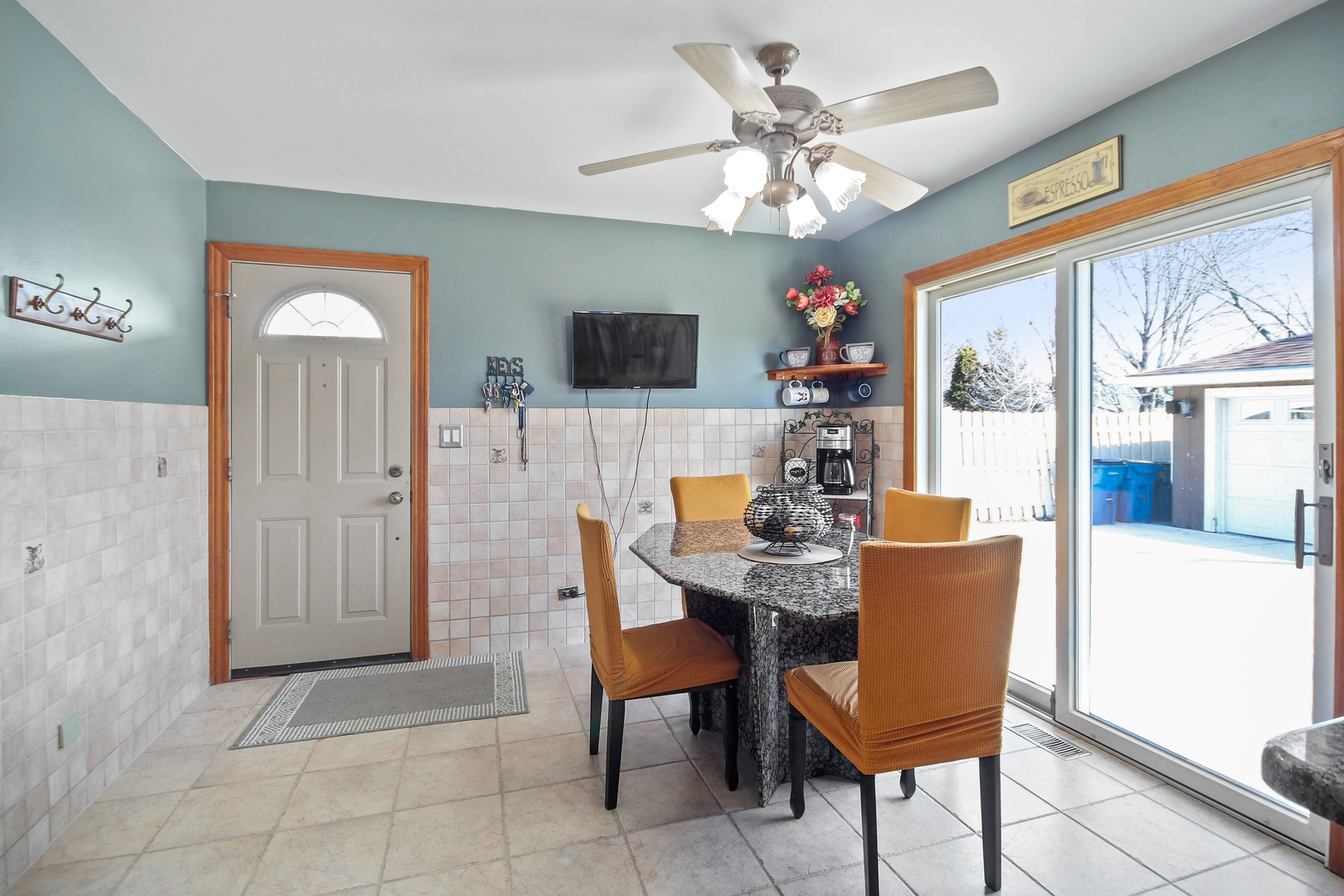 829 Kings Point Drive W