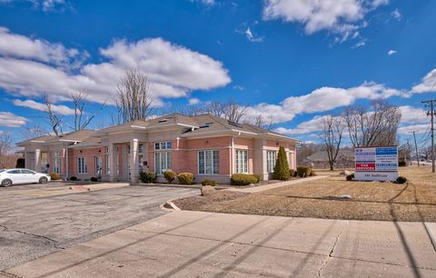 Photo of 581 Sullivan Road #B, Aurora, IL 60506 (MLS # 12512218)