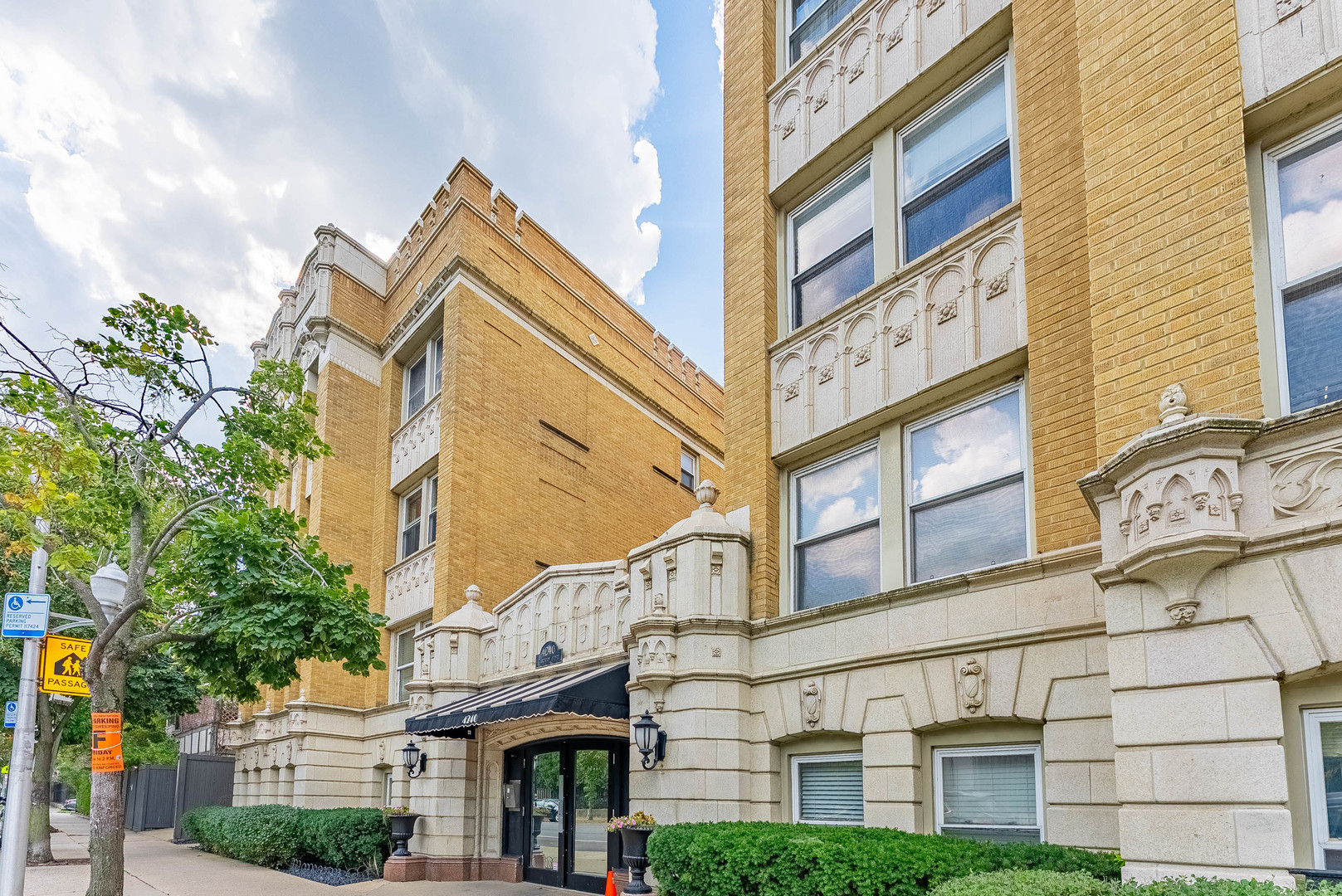 4240 N Clarendon Avenue 309N