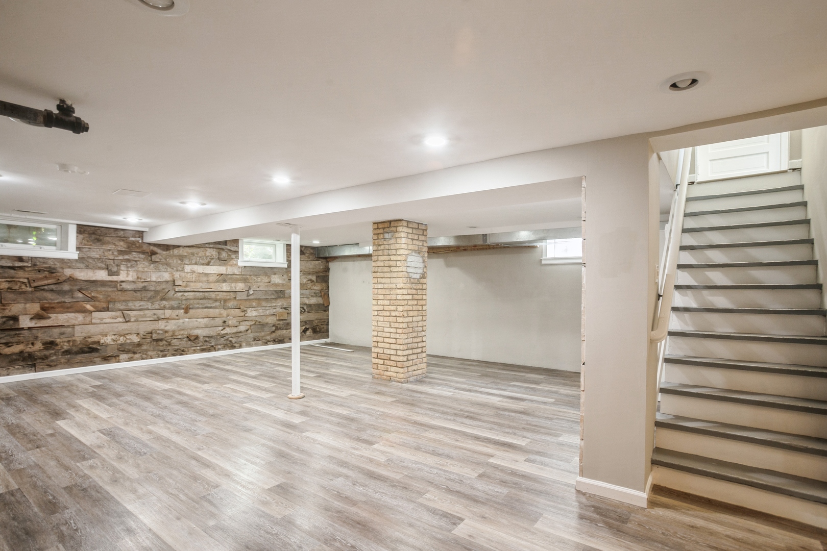 Elmhurst, Illinois 60126, United States, 3 Bedrooms Bedrooms, ,2 BathroomsBathrooms,Residential,Active,174873