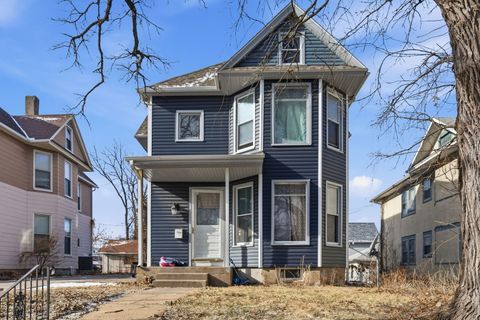 Photo of 1422 Arlington Avenue, Davenport, IA 52803 (MLS # 12552775)