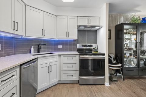 Tiny photo for 6033 N SHERIDAN Road #39L, Chicago, IL 60660 (MLS # 12555207)