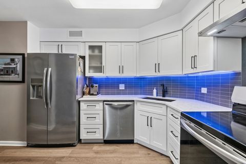 Tiny photo for 6033 N SHERIDAN Road #39L, Chicago, IL 60660 (MLS # 12555207)
