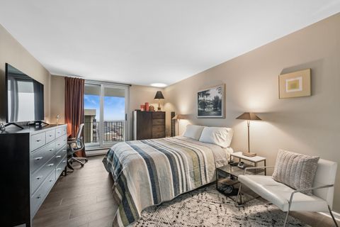 Tiny photo for 6033 N SHERIDAN Road #39L, Chicago, IL 60660 (MLS # 12555207)