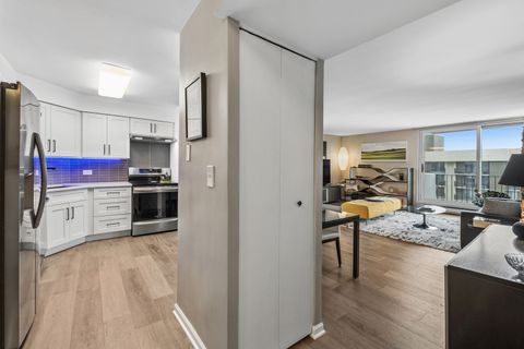 Tiny photo for 6033 N SHERIDAN Road #39L, Chicago, IL 60660 (MLS # 12555207)
