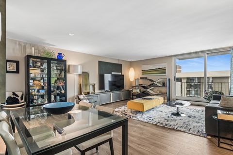 Tiny photo for 6033 N SHERIDAN Road #39L, Chicago, IL 60660 (MLS # 12555207)