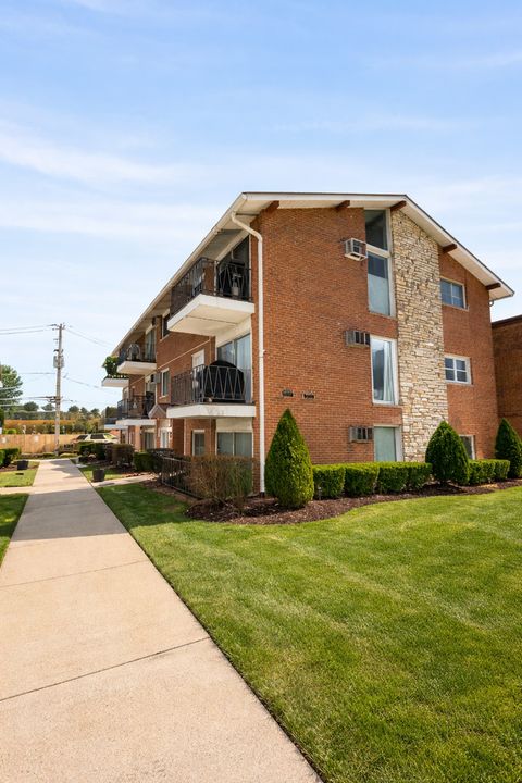 Photo of 6113 W 64th Place #5, Chicago, IL 60638 (MLS # 12631450)
