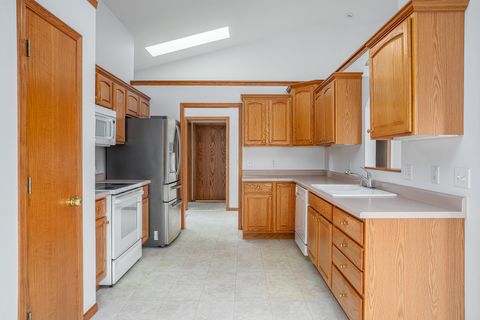 Tiny photo for 5200 Villa Drive #29, Davenport, IA 52806 (MLS # 100000332)