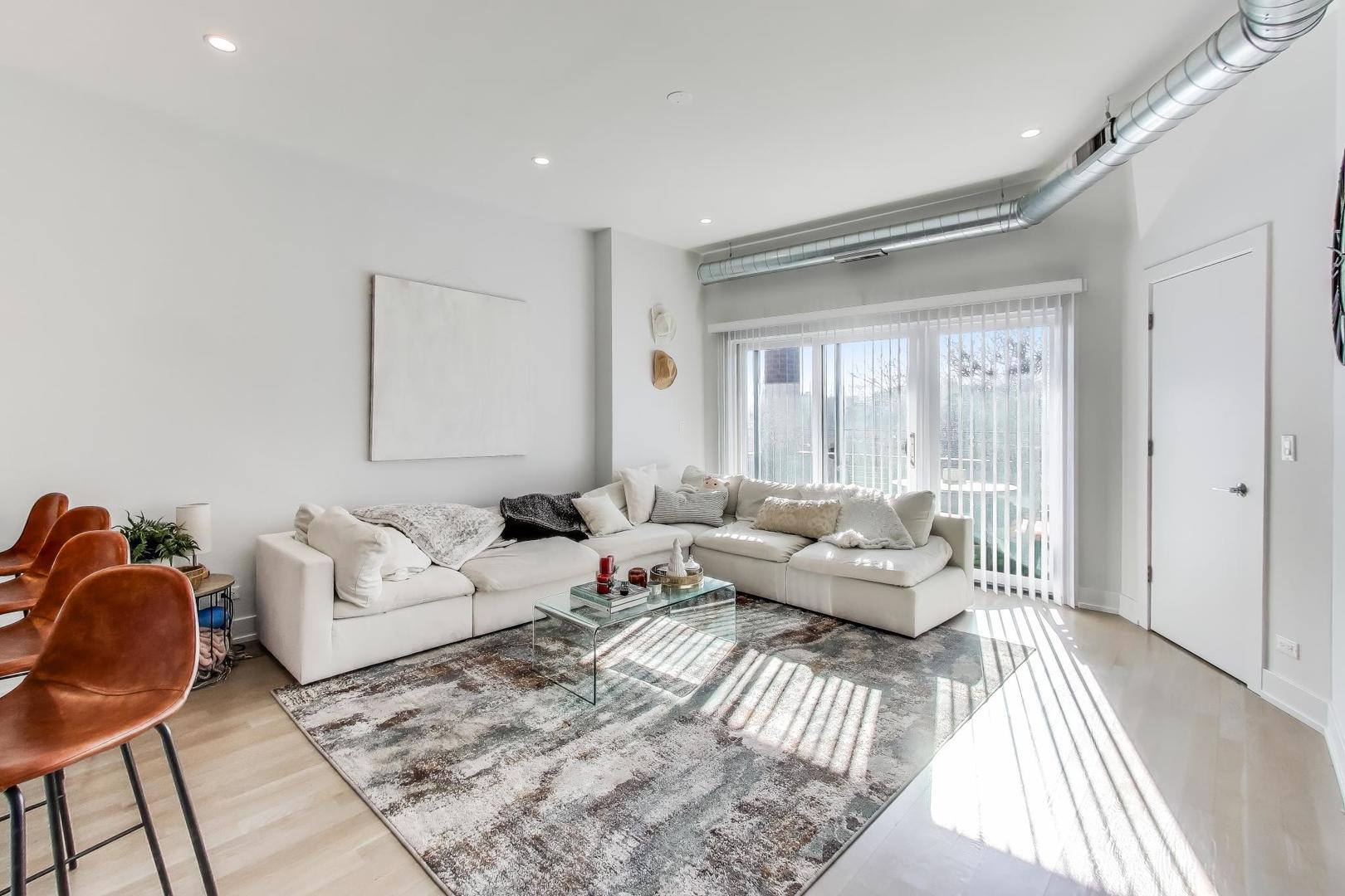 1534 W Fullerton Avenue 3