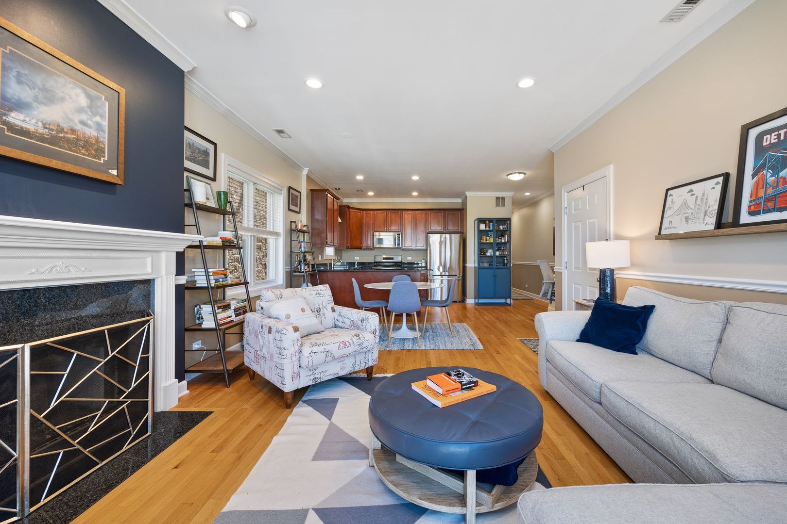 1107 W Cornelia Avenue 2E