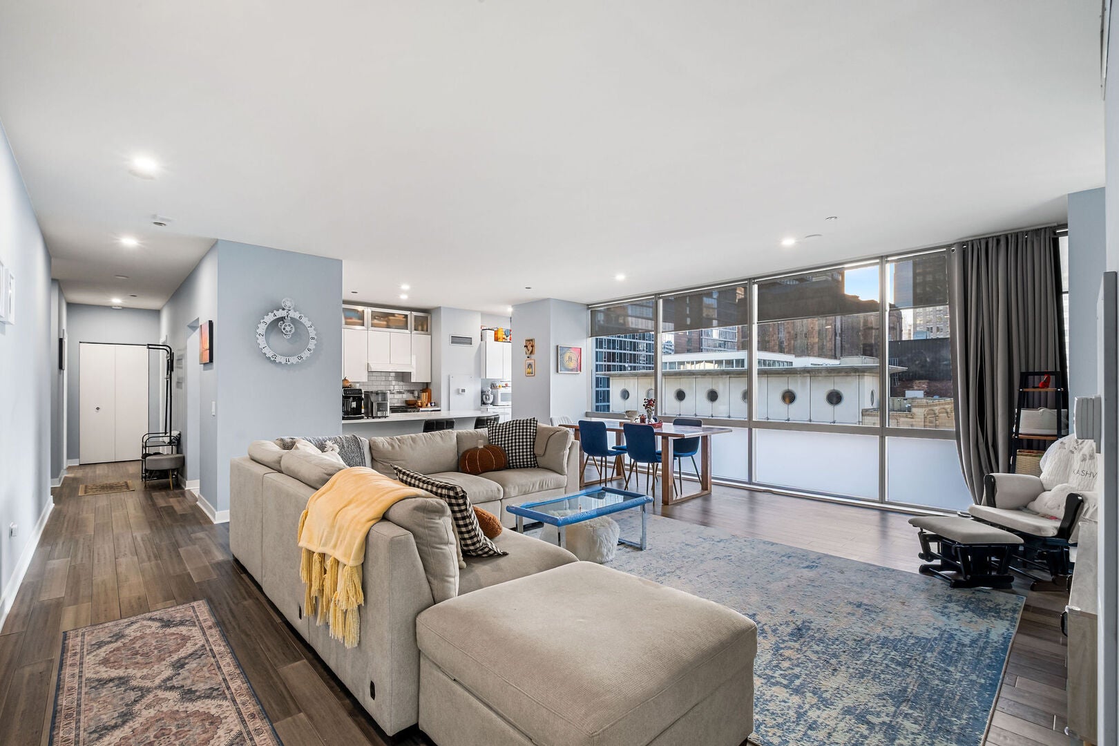 8 E Randolph Street 1605