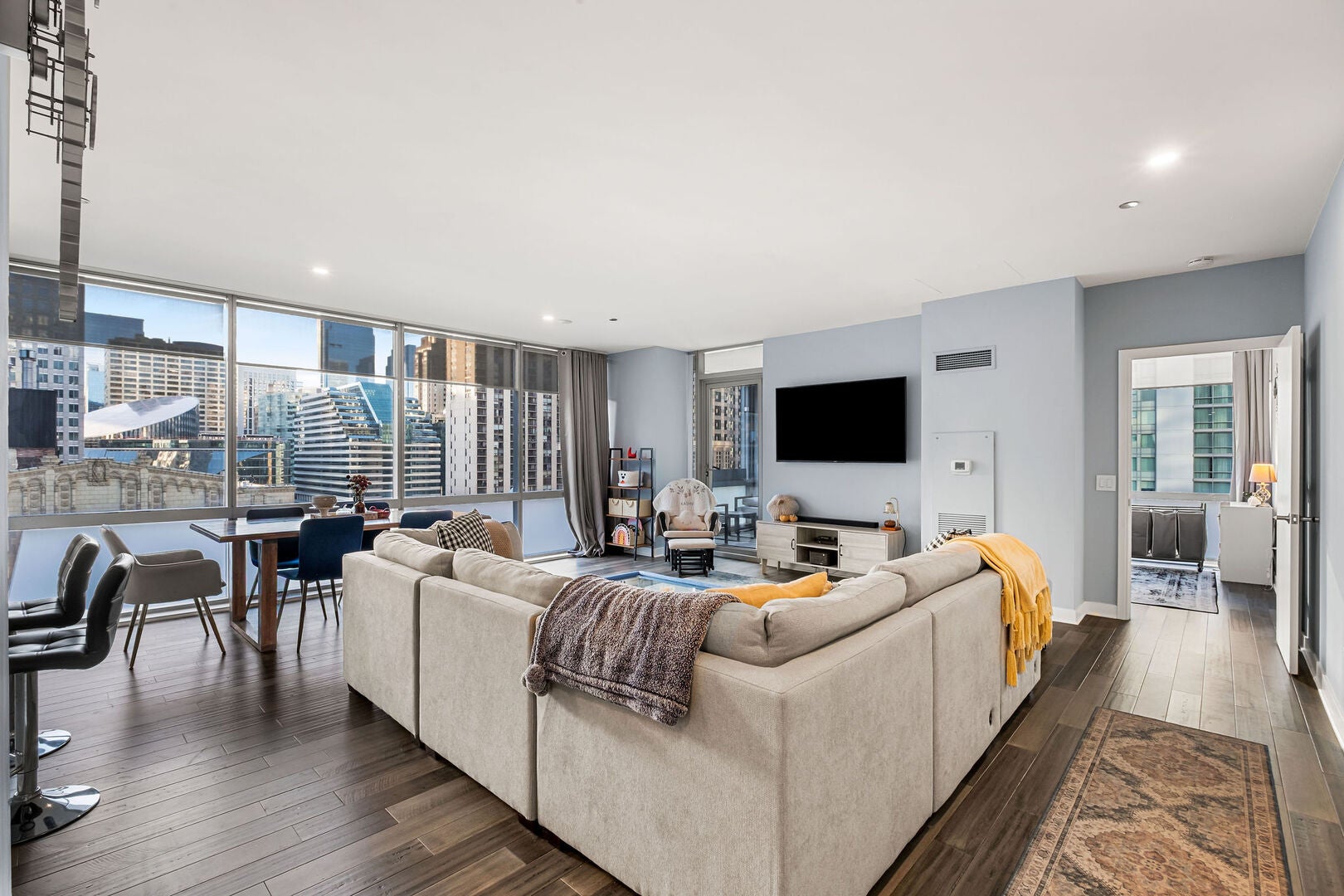 8 E Randolph Street 1605