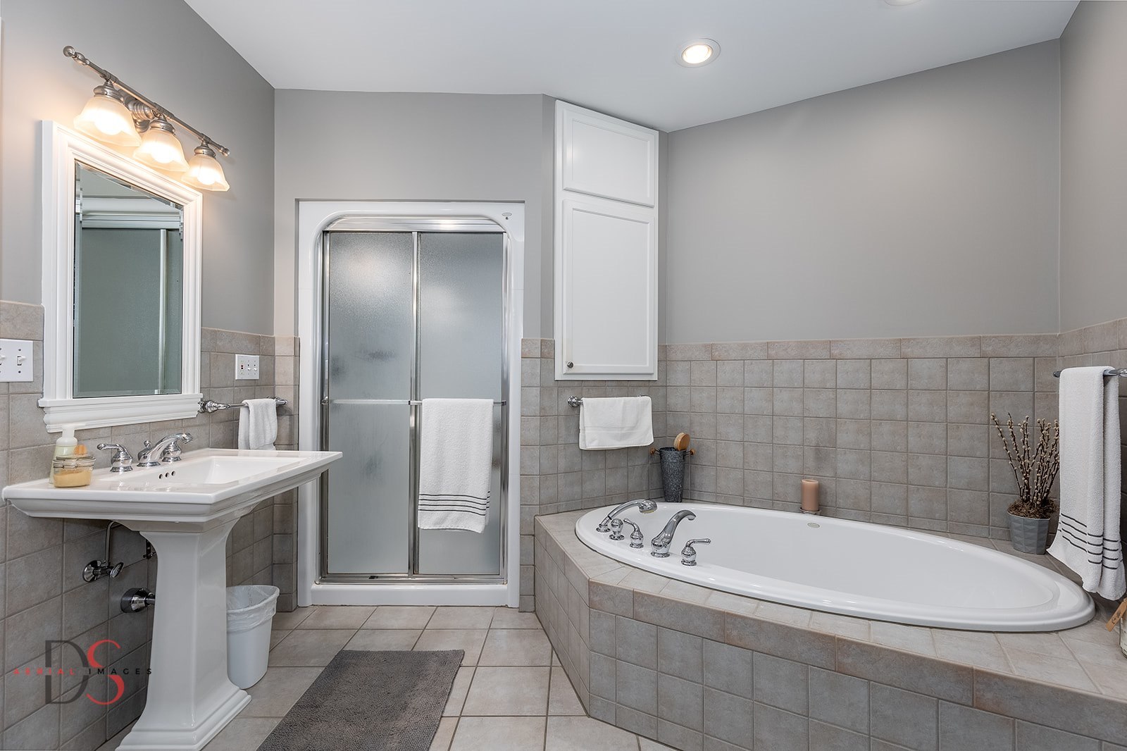 Ottawa, Illinois, 61350, United States, 4 Bedrooms Bedrooms, ,7 BathroomsBathrooms,Residential,Active,1953376