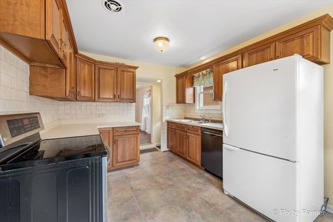 Tiny photo for Glen Ellyn, IL 60137 (MLS # 12561183)