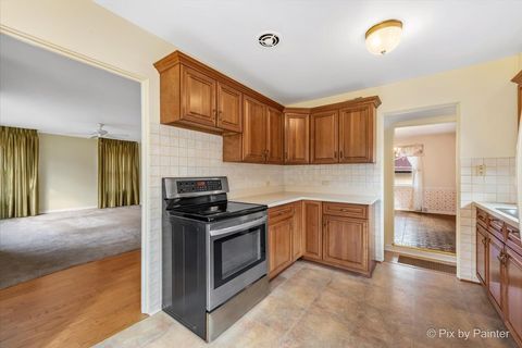 Tiny photo for Glen Ellyn, IL 60137 (MLS # 12561183)