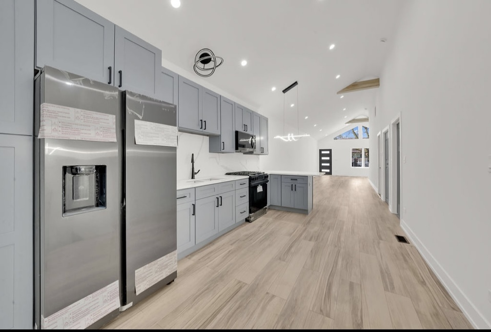 1444 W 49th Place