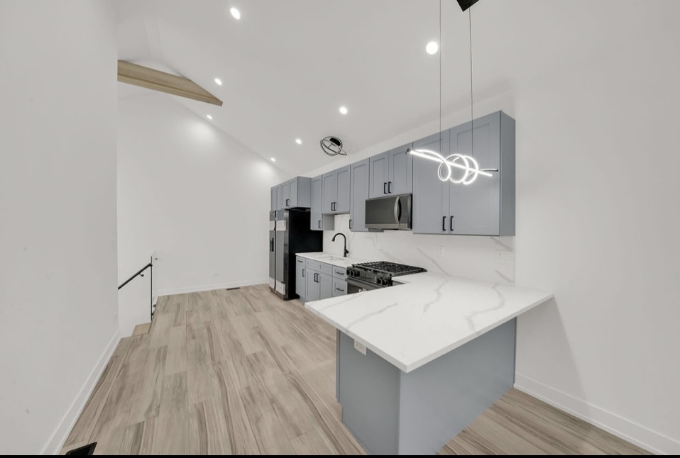1444 W 49th Place