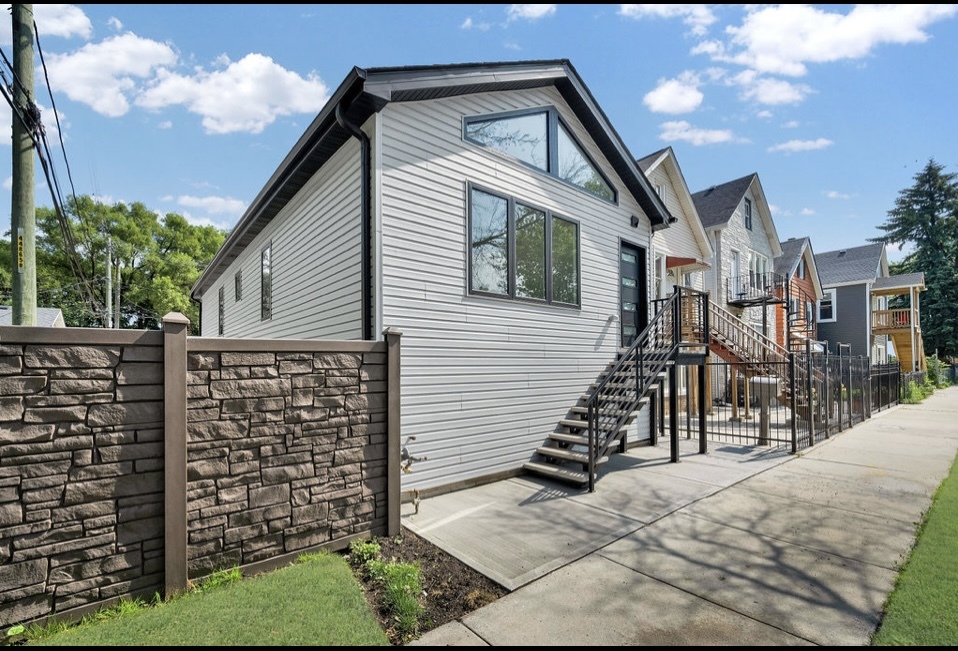 1444 W 49th Place