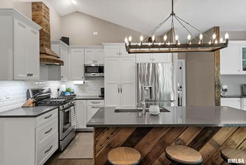 Tiny photo for 18200 247TH Avenue, Bettendorf, IA 52722 (MLS # QC4267417)