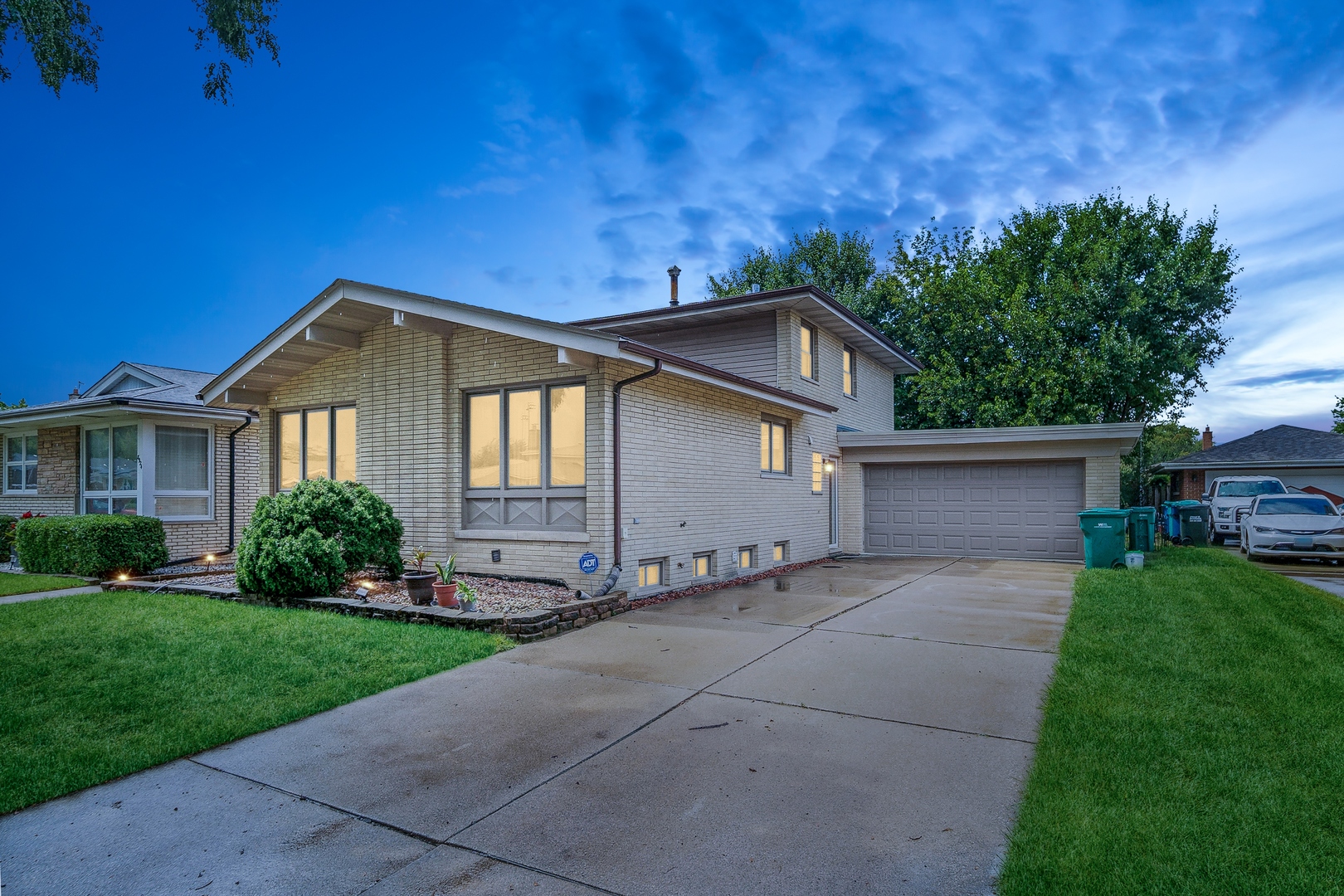 8918 S Francisco Avenue