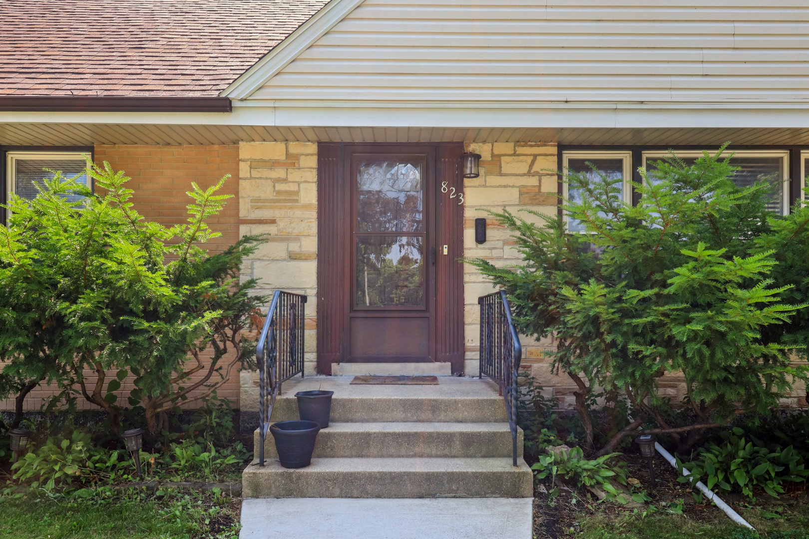 823 Rowe Avenue
