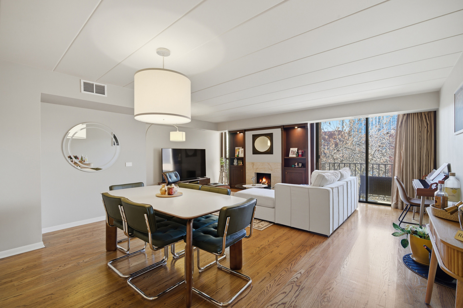 2333 N Geneva Terrace 4A