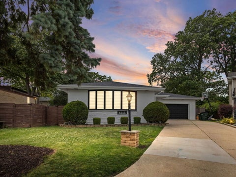 Tiny photo for 6913 N Concord Lane, Niles, IL 60714 (MLS # 12664946)