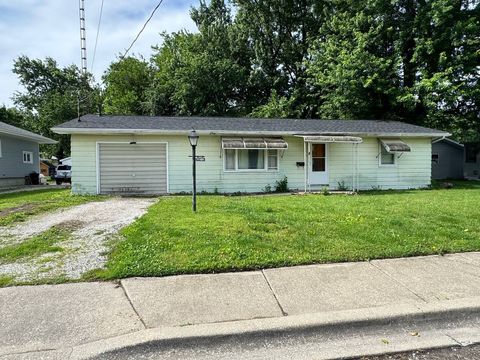 Photo of 506 E Stevenson Street, Taylorville, IL 62568 (MLS # 12656428)