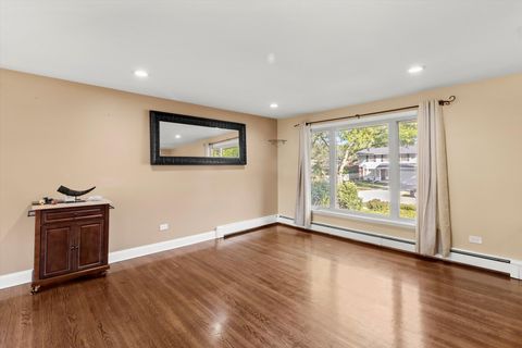 Tiny photo for 2005 E Wintergreen Avenue, Mount Prospect, IL 60056 (MLS # 12505174)