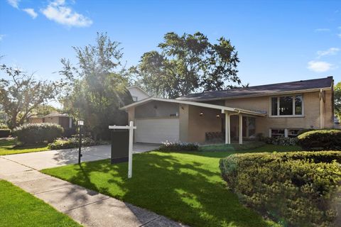 Tiny photo for 2005 E Wintergreen Avenue, Mount Prospect, IL 60056 (MLS # 12505174)