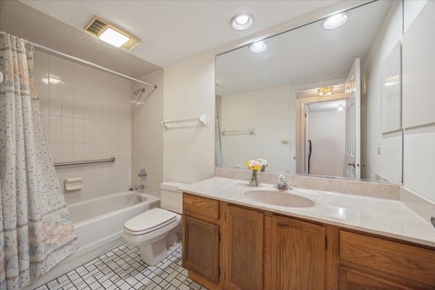 Tiny photo for 546 Banyon Lane #B, La Grange, IL 60525 (MLS # 12674932)